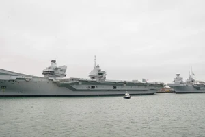 Tàu sân bay HMS Queen Elizabeth (trái) và HMS Prince of Wales (phải) của Hải quân Hoàng gia Anh 