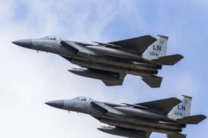 Hai chiến đấu cơ F-15 được Mỹ sử dụng để tấn công các nhóm quân được Iran hậu thuẫn ở Syria và Iraq.