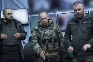 Tướng Ukraine Aleksandr Syrsky (giữa) và Bộ trưởng Quốc phòng Rustem Umerov (trái) thăm các vị trí tiền tuyến, ngày 13/2/2024