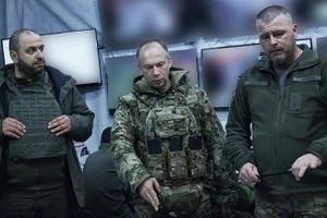 Tướng Ukraine Aleksandr Syrsky (giữa) và Bộ trưởng Quốc phòng Rustem Umerov (trái) thăm các vị trí tiền tuyến, ngày 13/2/2024