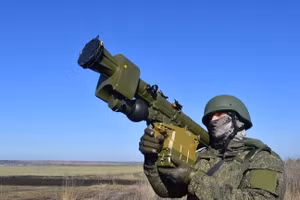 Một quân nhân Nga cầm hệ thống tên lửa đất đối không cầm tay Igla trước khi bắn về phía các vị trí của Ukraine