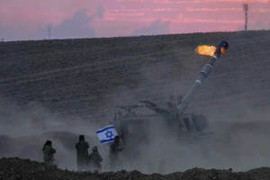 Một đơn vị pháo binh cơ động của Israel bắn đạn pháo từ vị trí gần biên giới Israel-Gaza