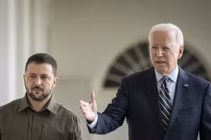 Tổng thống Ukraine Vladimir Zelensky (trái) và Tổng thống Mỹ Joe Biden