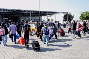 Những người dân đầu tiên rời Gaza qua cửa khẩu Rafah vào Ai Cập, ngày 1/11/2023
