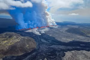 Núi lửa phun dòng dung nham đỏ ở Iceland, ngày 29/5/2024.