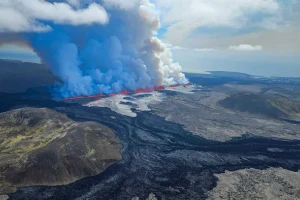 Núi lửa phun dòng dung nham đỏ ở Iceland, ngày 29/5/2024.