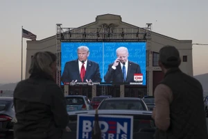 Người dân theo dõi cuộc tranh luận tổng thống Mỹ cuối cùng giữa ông Donald Trump và ông Joe Biden, ngày 22/10/2020.