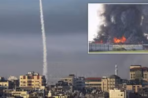 Khói đen bốc cao sau cuộc tấn công tên lửa của Hamas nhằm vào Israel sáng ngày 7/10/2023