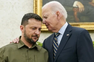 Tổng thống Mỹ Joe Biden (phải) và Tổng thống Ukraine Vladimir Zelensky