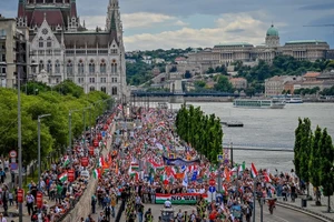 Biển người biểu tình phản chiến ở Hungary, ngày 1/6/2024