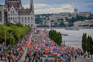 Biển người biểu tình phản chiến ở Hungary, ngày 1/6/2024