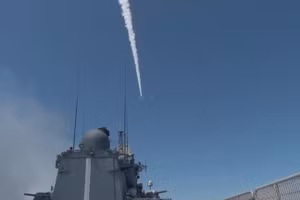 Nga tấn công tên lửa vào một nhà máy lọc dầu và kho nhiên liệu ở Kremenchug, Ukraine, ngày 10/4/2024