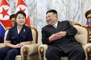 Con gái của nhà lãnh đạo Triều Tiên Kim Jong-un, được cho là Kim Ju-ae ngồi bên cạnh cha.