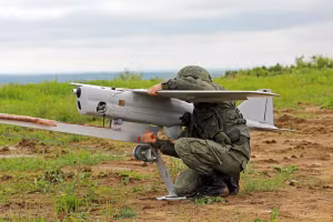 Một người lính Nga cầm UAV Orlan-10