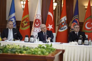 Bộ trưởng Quốc phòng Thổ Nhĩ Kỳ Yasar Guler (giữa) trả lời câu hỏi của các nhà báo tại Ankara.