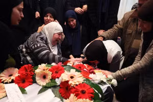 Người thân của Tawfiq Ajaq, 17 tuổi, người Palestine, than khóc trong lễ tang của cậu ở Ramallah, Bờ Tây, ngày 20/1/2024.