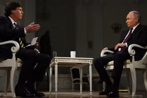 Tổng thống Nga Vladimir Putin lắng nghe câu hỏi trong cuộc phỏng vấn với nhà báo Mỹ Tucker Carlson tại Điện Kremlin ở Moscow, Nga, ngày 9/2/2024