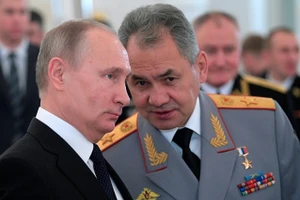 Tổng thống Nga Vladimir Putin (trái) và Bộ trưởng Quốc phòng Sergei Shoigu