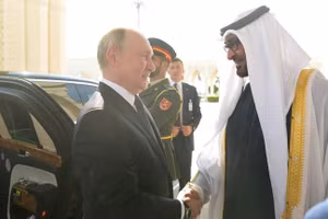 Tổng thống Nga Vladimir Putin được Tổng thống UAE Sheikh Mohamed bin Zayed Al Nahyan chào đón trước cuộc gặp tại Cung điện Qasr Al Watan ở Abu Dhabi