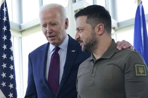 Tổng thống Mỹ Joe Biden (trái) và Tổng thống Ukraine Vladimir Zelensky