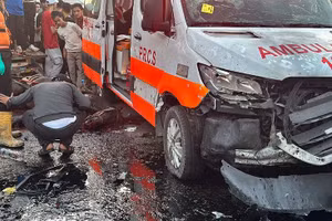 Xe cứu thương bị hư hại bên ngoài bệnh viện Al Shifa ở thành phố Gaza hôm 3/11/2023