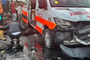 Xe cứu thương bị hư hại bên ngoài bệnh viện Al Shifa ở thành phố Gaza hôm 3/11/2023