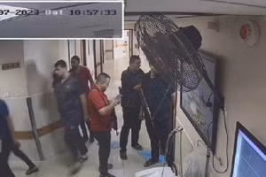 Israel công bố hình ảnh ghi lại cảnh được cho là Hamas với các con tin vào ngày 7/10/ 2023, tại bệnh viện Al-Shifa ở thành phố Gaza