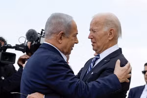 Thủ tướng Israel Benjamin Netanyahu (trái) chào đónTổng thống Mỹ Joe Biden, ngày 18/10/2023