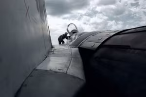 Một binh sĩ Ukraine trên chiến đấu cơ MiG-29 mà Slovakia gửi cho Kiev hồi tháng 3/2023