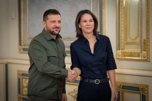 Ngoại trưởng Đức Annalena Baerbock (phải) và Tổng thống Ukraine Vladimir Zelensky