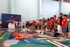 Các đội tham dự thi Robotics. 