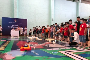 Các đội tham dự thi Robotics. 