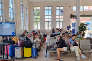 Nhóm du khách chờ tàu đi đảo Lý Sơn tại Cảng Sa Kỳ.