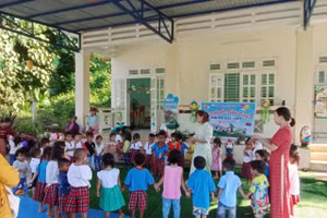 Các em học sinh Trường Mẫu giáo Tuổi Thơ đến trường. 