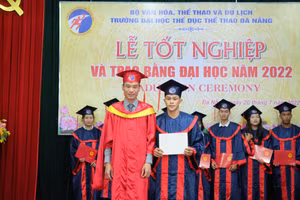 PGS.TS Phan Thanh Hài - Hiệu trường Trường Đại học Thể dục Thể thao Đà Nẵng trao bằng tốt nghiệp cho các tân Cử nhân. 