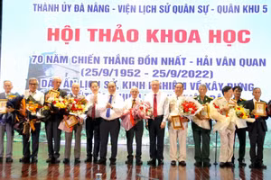 Chủ tịch nước Nguyễn Xuân Phúc tặng quà và chụp ảnh lưu niệm cùng các cựu chiến binh Tiểu đoàn 59. 