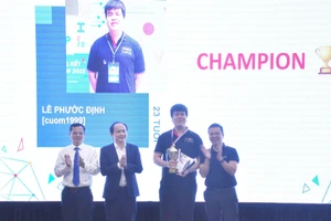 Ban tổ chức trao cup vô địch cho thí sinh đạt giải nhất tại vòng Chung kết VNOI CUP.