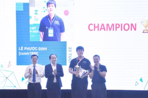 Ban tổ chức trao cup vô địch cho thí sinh đạt giải nhất tại vòng Chung kết VNOI CUP.