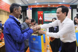 Ông Nguyễn Duy Minh (áo trắng) - Chủ tịch LĐLĐ TP. Đà Nẵng trao 58 suất quà, hỗ trợ kinh phí 1 triệu đồng cho 58 Ban điều hành Tổ công nhân tự quản khu nhà trọ.