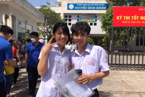 Thí sinh Võ Thiện Bảo (bên phải) cười tươi sau khi hoàn thành môn thi Ngữ Văn.