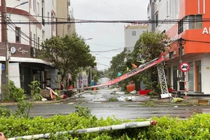 Bảng hiệu bị ngã đổ. 