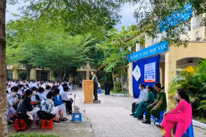 Công an huyện Hòa Vang và Công an xã Hòa Sơn tổ chức tuyên truyền phòng chống bạo lực học đường tại Trường THPT Phạm Phú Thứ. Ảnh: Công an. 