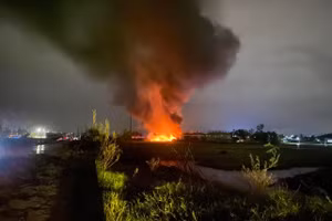 Ngọc lửa bốc cao hàng chục mét. 