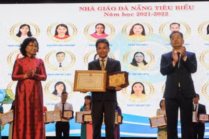 Ông Nguyễn Văn Quảng (bên phải) - Bí thư Thành ủy Đà Nẵng và bà Ngô Thị Kim Yến - Phó Chủ tịch UBND TP. Đà Nẵng, trao tặng Giải thưởng Nhà giáo tiêu biểu cho các giáo viên. 