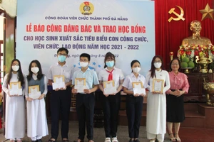 Bà Đinh Thị Thanh Hà (áo hồng) - Phó Chủ tịch Liên đoàn Lao động TP. Đà Nẵng trao học bổng cho các cháu đạt thành tích cao trong học tập.