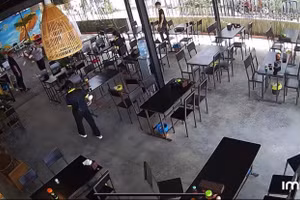 Cán bộ Sở TN-MT TP. Đà Nẵng ném tiền. Ảnh cắt từ clip. 