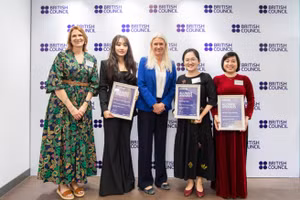 Quốc vụ khanh Bộ Ngoại giao và Phát triển Vương quốc Anh phụ trách khu vực Châu Á, Amanda Milling cùng Giám đốc Hội đồng Anh Việt Nam chụp ảnh lưu niệm cùng các quán quân Giải thưởng Alumni Awards 2021-2022.