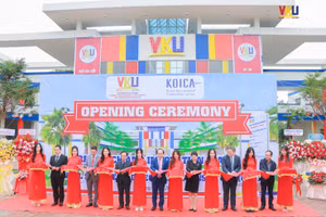 Các đại biểu thực hiện nghi thức Lễ khởi động dự án “Nâng cao năng lực giáo dục - đào tạo, quản trị và nghiên cứu của Trường Đại học Công nghệ Thông tin và Truyền thông Việt – Hàn (VKU) giai đoạn 2022-2027”.