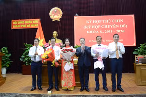 Ông Trần Phước Sơn (thứ 2, trái sang) và bà Nguyễn Thị Anh Thi (thứ 3, trái sang) được bầu giữ chức Phó Chủ tịch HĐND TP. Đà Nẵng.