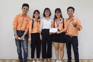 TS. Lê Thị Minh Hằng (áo trắng) cùng với các sinh viên của mình. 